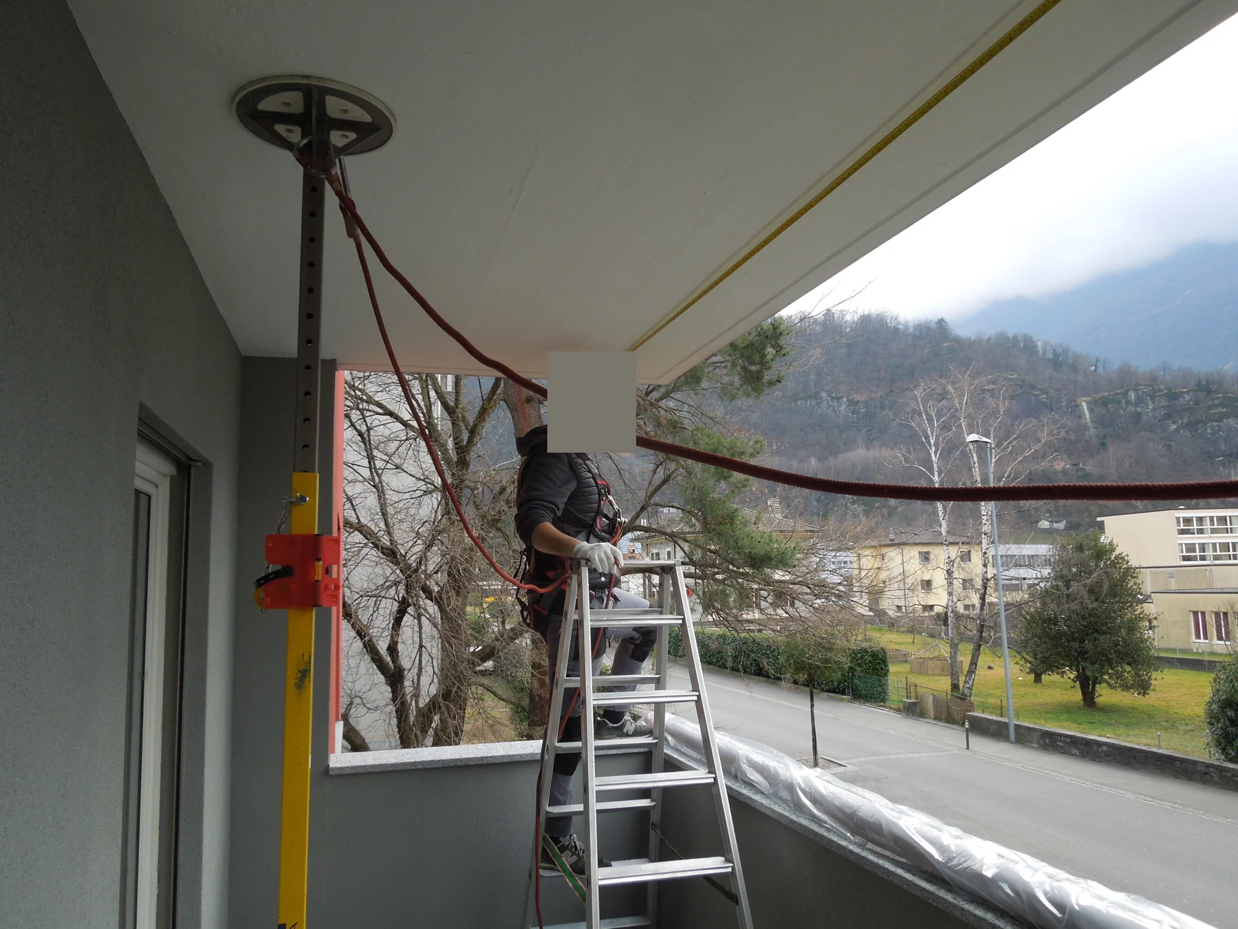 Installazione Tendaggi, Stabile via Olgiati - Giubiasco — fotografia 1
